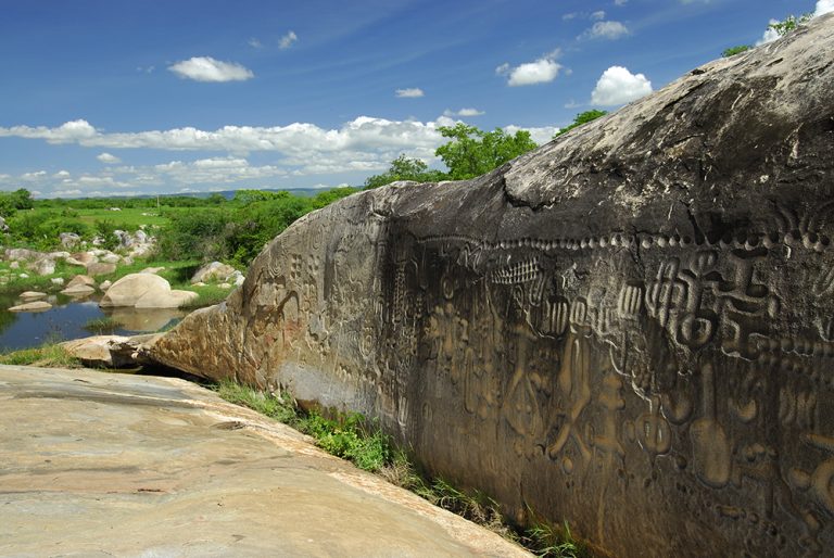 A Curiosa Pedra Do Ingá Na Paraíba Destino Paraíba Muito Mais Que Sol E Mar 6690